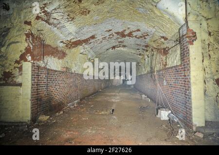 Drakelow tunnels, une ancienne usine souterraine Shadow Factory de la Seconde Guerre mondiale utilisée par le constructeur de véhicules Rover pour fabriquer des composants de moteurs d'avions militaires pour les moteurs Bristol Hercules et Rolls-Royce Pegasus. La construction des tunnels a commencé en 1941 par le sablage des tunnels en grès. À son apogée, 700 personnes ont travaillé sur le site pendant la Seconde Guerre mondiale Après la guerre, le site a été réutilisé comme bunker nucléaire et est devenu un quartier général du gouvernement régional (RGHQ 9,2) qui aurait géré la région locale en cas d'attaque nucléaire pendant la guerre froide. Le site a été vendu et déclassifié en 1993. Pic Banque D'Images