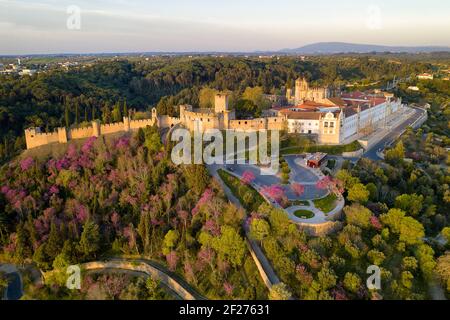 Vue aérienne par drone du couvent Convento de cristo christ à Tomar au lever du soleil, Portugal Banque D'Images