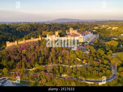 Vue aérienne par drone du couvent Convento de cristo christ à Tomar au lever du soleil, Portugal Banque D'Images