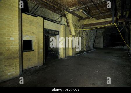 Drakelow tunnels, une ancienne usine souterraine Shadow Factory de la Seconde Guerre mondiale utilisée par le constructeur de véhicules Rover pour fabriquer des composants de moteurs d'avions militaires pour les moteurs Bristol Hercules et Rolls-Royce Pegasus. La construction des tunnels a commencé en 1941 par le sablage des tunnels en grès. À son apogée, 700 personnes ont travaillé sur le site pendant la Seconde Guerre mondiale Après la guerre, le site a été réutilisé comme bunker nucléaire et est devenu un quartier général du gouvernement régional (RGHQ 9,2) qui aurait géré la région locale en cas d'attaque nucléaire pendant la guerre froide. Le site a été vendu et déclassifié en 1993. Pic Banque D'Images