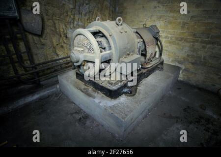 Drakelow tunnels, une ancienne usine souterraine Shadow Factory de la Seconde Guerre mondiale utilisée par le constructeur de véhicules Rover pour fabriquer des composants de moteurs d'avions militaires pour les moteurs Bristol Hercules et Rolls-Royce Pegasus. La construction des tunnels a commencé en 1941 par le sablage des tunnels en grès. À son apogée, 700 personnes ont travaillé sur le site pendant la Seconde Guerre mondiale Après la guerre, le site a été réutilisé comme bunker nucléaire et est devenu un quartier général du gouvernement régional (RGHQ 9,2) qui aurait géré la région locale en cas d'attaque nucléaire pendant la guerre froide. Le site a été vendu et déclassifié en 1993. Pic Banque D'Images