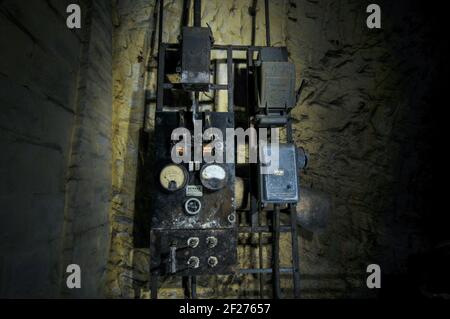 Drakelow tunnels, une ancienne usine souterraine Shadow Factory de la Seconde Guerre mondiale utilisée par le constructeur de véhicules Rover pour fabriquer des composants de moteurs d'avions militaires pour les moteurs Bristol Hercules et Rolls-Royce Pegasus. La construction des tunnels a commencé en 1941 par le sablage des tunnels en grès. À son apogée, 700 personnes ont travaillé sur le site pendant la Seconde Guerre mondiale Après la guerre, le site a été réutilisé comme bunker nucléaire et est devenu un quartier général du gouvernement régional (RGHQ 9,2) qui aurait géré la région locale en cas d'attaque nucléaire pendant la guerre froide. Le site a été vendu et déclassifié en 1993. Pic Banque D'Images