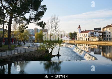 Vue sur la ville de Tomar avec la rivière Nabao, au Portugal Banque D'Images