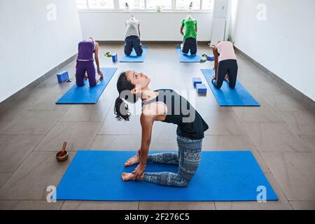 Professeur de yoga, groupe d'enseignement à Yangshuo Banque D'Images