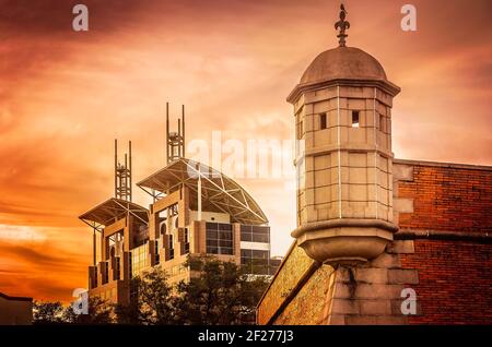 La place du gouvernement est vue derrière le fort de Colonial Mobile, également connu sous le nom de fort Condé, 27 février 2021, à Mobile, Alabama. Banque D'Images