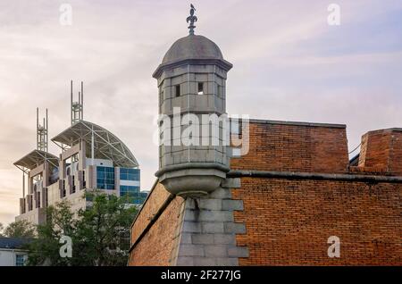 La place du gouvernement est vue derrière le fort de Colonial Mobile, également connu sous le nom de fort Condé, 27 février 2021, à Mobile, Alabama. Banque D'Images