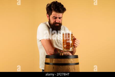 Oktoberfest. Homme barbu de la bière artisanale. Gars avec verre délicieuse ALE. Pub et bar. Brasseur. Alcool. Banque D'Images