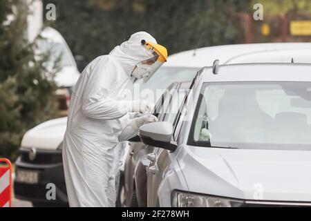 Les citoyens sont soumis à des tests de dépistage du coronavirus dans une clinique de service au Dr Fran Mihaljevic, clinique des maladies infectieuses Banque D'Images