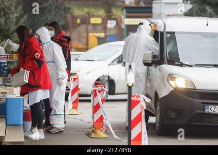 Les citoyens sont soumis à des tests de dépistage du coronavirus dans une clinique de service au Dr Fran Mihaljevic, clinique des maladies infectieuses Banque D'Images