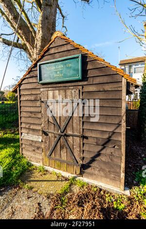 Écluse en bois et construction de stocks par l'église paroissiale de Saint-Nicolas à Canewdon, Essex, Royaume-Uni. Prison provisoire pour criminels Banque D'Images