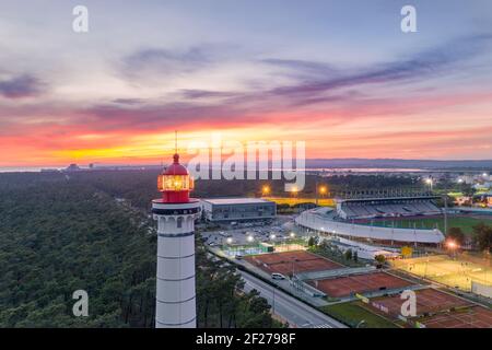 Vue aérienne de la ville de Vila Real de Santo Antonio, du phare de farol et du stade au Portugal, au coucher du soleil Banque D'Images