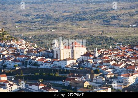 Église de Castelo de Vide à Alentejo, Portugal depuis les montagnes de Serra de Sao Mamede Banque D'Images