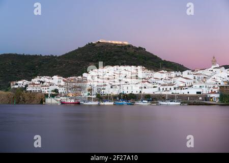 Sanlucar de Guadiana en Espagne et Alcoutim au Portugal avec des bateaux à voile sur le fleuve Guadiana Banque D'Images