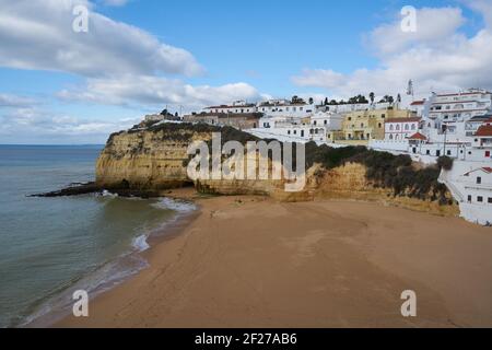 Praia do Carvoeiro plage paysage en Algarve, Portugal Banque D'Images