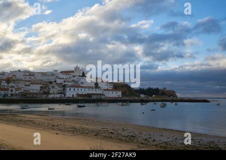 Ferragudo ville plage paysage au lever du soleil en Algarve, Portugal Banque D'Images