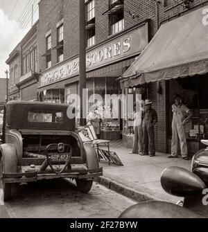 Broderies appliquées à vendre sur la rue devant le magasin de dix cents. Samedi après-midi. Siler City, Caroline du Nord . Juillet 1939. Photo de Dorothea Lange Banque D'Images