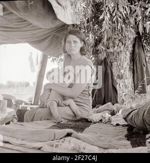 La photographie montre Zella (McCann) Power, épouse de Jess Power avec leur bébé Jesse Power. Réfugiés de la sécheresse du camping de l'Oklahoma au bord de la route. Ils espèrent travailler dans les champs de coton. Le responsable du service d'inspection à la frontière (Californie-Arizona) a déclaré que ce jour-là, le 17 août 1936, vingt-trois chargements de voitures et de camions de familles migrantes des comtés de sécheresse de l'Oklahoma et de l'Arkansas avaient traversé cette station entrant en Californie jusqu'à 3 heures dans l'après-midi . Août 1936. Photo de Dorothea Lange Banque D'Images