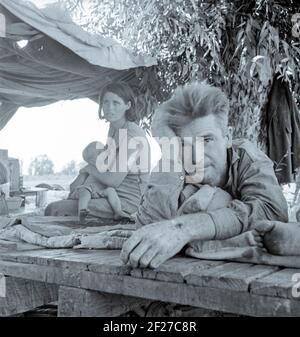 La photographie montre Zella (McCann) Power, épouse de Jess Power avec leur bébé Jesse Power. Réfugiés de la sécheresse du camping de l'Oklahoma au bord de la route. Ils espèrent travailler dans les champs de coton. Le responsable du service d'inspection à la frontière (Californie-Arizona) a déclaré que ce jour-là, le 17 août 1936, vingt-trois chargements de voitures et de camions de familles migrantes des comtés de sécheresse de l'Oklahoma et de l'Arkansas avaient traversé cette station entrant en Californie jusqu'à 3 heures dans l'après-midi . Août 1936. Photo de Dorothea Lange Banque D'Images