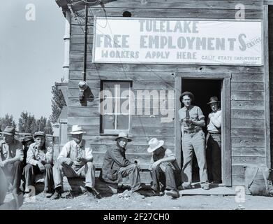 Bureau du Service de l'emploi de l'État de Californie. Tulelake, comté de Siskiyou, Californie. Ce bureau est à 500 mètres du camp des cueilleurs de pommes de terre. Ce bureau a effectué 2,452 placements individuels auprès des producteurs en cinq semaines (saison 1938). . Photo de Dorothea Lange Banque D'Images