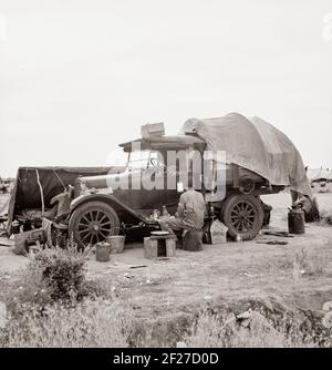 Cueilleur de pommes de terre dans le camp près de Shafter, Californie. Mai 1937. Photo de Dorothea Lange Banque D'Images