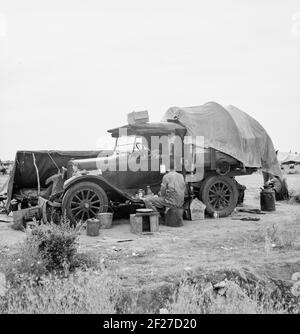 Cueilleur de pommes de terre dans le camp près de Shafter, Californie. Mai 1937. Photo de Dorothea Lange Banque D'Images