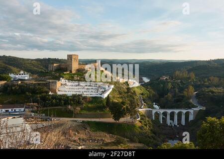 Paysage de l'Alentejo près de Mertola avec la rivière Guadiana, au Portugal Banque D'Images