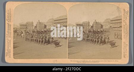 L'occupation de Pretoria 5 juin - les troupes passent devant Lord Roberts, S.A.. Banque D'Images