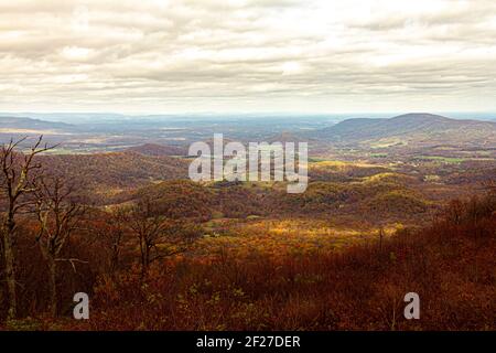 Vallée de Shenandoah comme observé d'une vue panoramique par la route Skyline. Les montagnes Blue Ridge sont considérées comme des silhouettes à l'horizon ouest. Couleurs d'un Banque D'Images