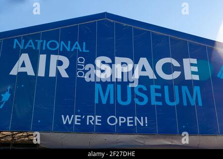 Washington DC USA 11-02-2020: Vue extérieure du Musée national de l'air et de l'espace dans le National Mall. Ce musée à entrée gratuite a une grande collection o Banque D'Images