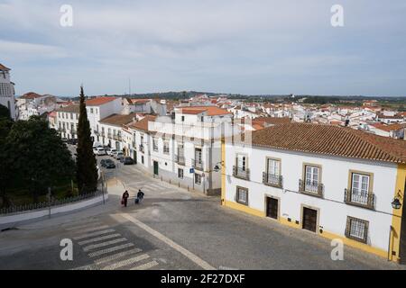 Vue sur la rue du centre d'Evora dans l'Alentejo, Portugal Banque D'Images