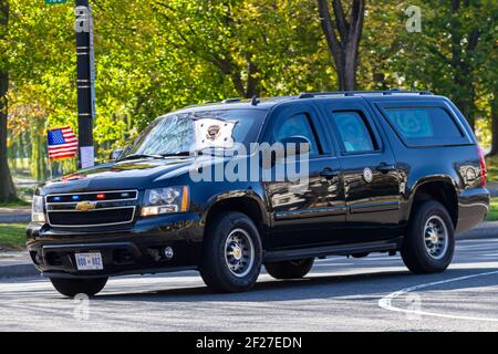 Washington DC, États-Unis 11-06-2020: Chevrolet Suburban blindé avec sceau présidentiel américain et plaque d'immatriculation 800 002 utilisée par le convoi présidentiel est c Banque D'Images