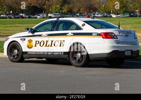 Washington DC, États-Unis 11-06-2020: Une voiture d'intercepteur de police Ford utilisée par la division en uniforme du Service secret des États-Unis est garée dans l'Ellip Banque D'Images