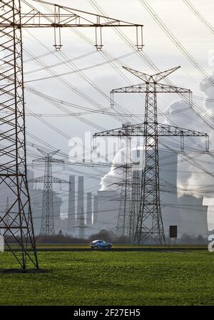 Pylônes haute tension devant la centrale électrique de Neurath, Grevenbroich, Allemagne, Europe Banque D'Images