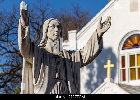 Rockville, MD, USA 11-16-2020: Statue de Jésus-Christ avec ses bras ouverts dans l'air comme s'il parlait à un public ou priait à dieu situé en 19 Banque D'Images