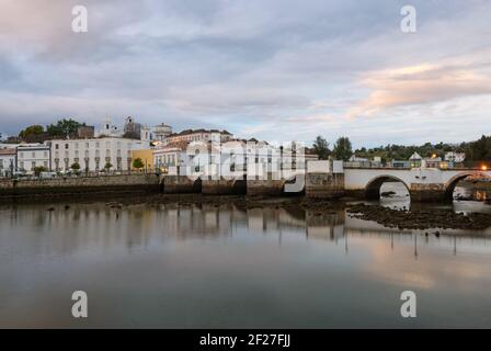 Tavira vue sur la ville avec la rivière gilao en Algarve au coucher du soleil, Portugal Banque D'Images