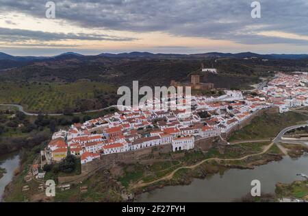 Vue aérienne de Mertola à Alentejo, Portugal au coucher du soleil Banque D'Images