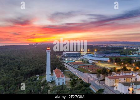 Vue aérienne de la ville de Vila Real de Santo Antonio, du phare de farol et du stade au Portugal, au coucher du soleil Banque D'Images