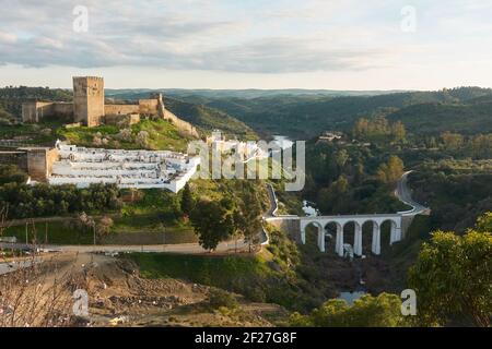 Paysage de l'Alentejo près de Mertola avec la rivière Guadiana, au Portugal Banque D'Images