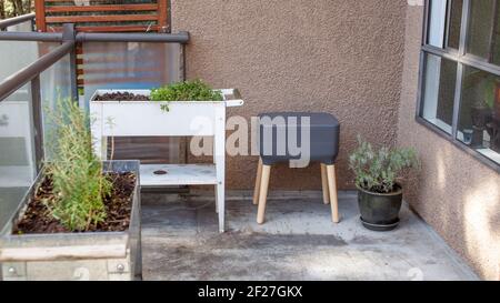 Un système de vermicomposter (worm composter) est installé sur un balcon d'appartement avec d'autres jardinières. Les vers mangent des restes de nourriture et produisent des moulages de vers et Banque D'Images