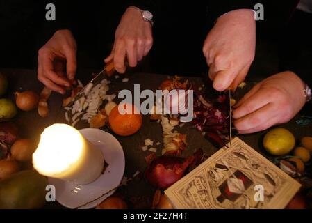 Perte; une soirée de misère exquise. The Last Tuesday Society (A Ping Club) se réunit à Hedges et Butler sur Regent Street, Londres. Klint Witchalls coupe des oignons pour aider avec les pleurs. pic David Sandison Banque D'Images