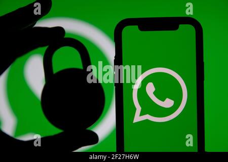 LONDRES, Royaume-Uni - Mars 2021: Logo du service de messagerie en ligne WhatsApp avec un cadenas Banque D'Images