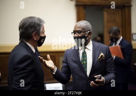 Antony Blinken, secrétaire d'État des États-Unis, s'entretient avec le représentant Gregory Meeks, démocrate de New York, et président de la commission des affaires étrangères de la Chambre des communes, après la conclusion d'une audience de la commission des affaires étrangères de la Chambre à Washington, DC, le mercredi 10 mars 2021. L’administration Biden envisage de retirer toutes les troupes d’Afghanistan d’ici le 1er mai, alors qu’elle s’appuie sur le président Ashraf Ghani pour accélérer les pourparlers de paix avec les talibans, notamment en soutenant une proposition de discussions à six nations incluant l’Iran. Photo de piscine par Ting Shen/UPI Banque D'Images