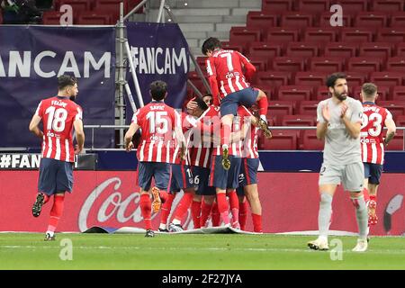 Madrid, Espagne. 10 mars 2021. Les joueurs de l'Atletico Madrid célèbrent lors d'un match de football de la ligue espagnole entre l'Atletico Madrid et Athletic Bilbao à Madrid, Espagne, le 10 mars 2021. Crédit: Edward F. Peters/Xinhua/Alay Live News Banque D'Images