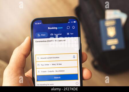 Kharkov, Ukraine - Mars 9, 2021: Booking.com sur l'écran, l'homme est à la recherche de la maison pour vivre dans le voyage, concept Banque D'Images