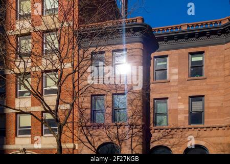 Devant des bâtiments en grès brun très ornés dans un quartier emblématique de Manhattan, New York. Banque D'Images