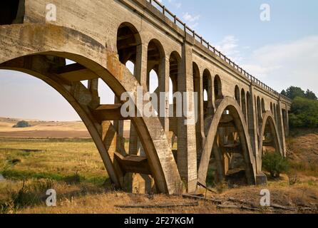 Pont ferroviaire historique de Rosalia. Le pont de chemin de fer en béton dans la vallée de Palouse. Rosalia, Washington, États-Unis. Banque D'Images