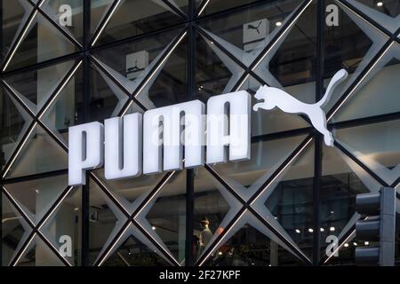 Manhattan, New York City, États-Unis 11-26-2020, Puma logotype and Jumping puma Cat Flagship Store sur Fifth Avenue Banque D'Images