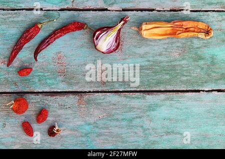 Vieux séché, légumes gâtés, oignon, tomate, Chili, courgettes sur une base en bois Banque D'Images