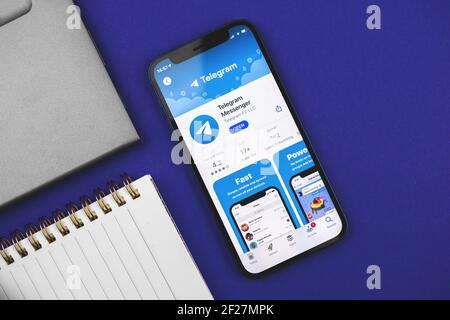Kharkov, Ukraine - 9 mars 2021 : application de télégramme pour le chat, le réseau social et le messager, bakground bleu Banque D'Images