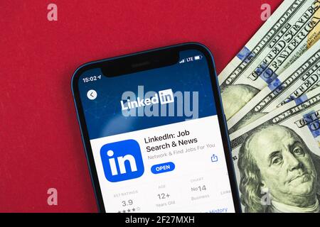 Kharkov, Ukraine - 9 mars 2021 : application LinkedIn pour créer un CV et trouver un nouvel emploi, concept d'entreprise Banque D'Images